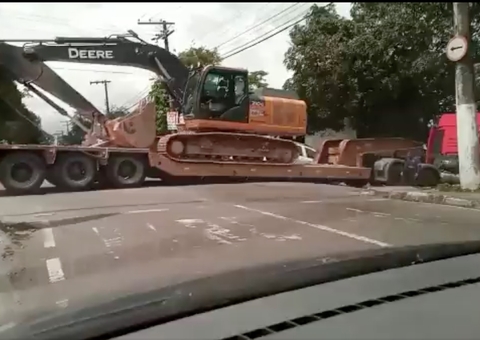 Escavadeira fica presa em ladeira e bloqueia trânsito em Manaus