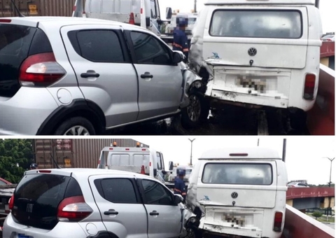 Acidente em viaduto deixa trânsito caótico em avenida de Manaus
