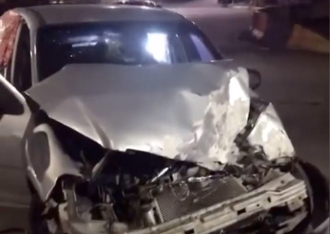 Carro fica destruído em acidente com rota do Distrito em Manaus 