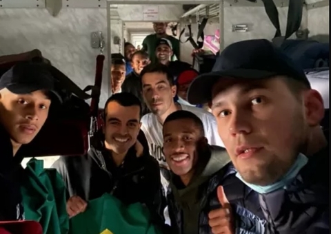 Jogadores brasileiros saem de bunker e conseguem deixar Kiev, na Ucrânia 