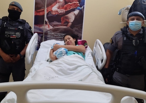 Jovem dá à luz dentro de carro quebrado e recebe ajuda de policiais em Manaus