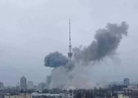 Forças russas bombardeiam torre de TV em Kiev; Vídeo  