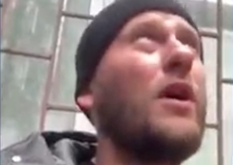 Míssil atinge prédio enquanto voluntário gravava vídeo; cena é impressionante