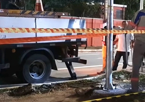 Mulher morre eletrocutada no dia do aniversário após encostar em poste