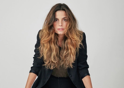 Emanuelle Araújo posa com filha de 28 anos em aniversário e choca: ‘gêmeas?