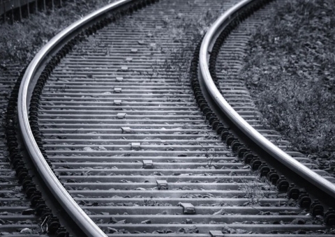 Bebê cai em trilho de trem durante briga entre torcedores em estação