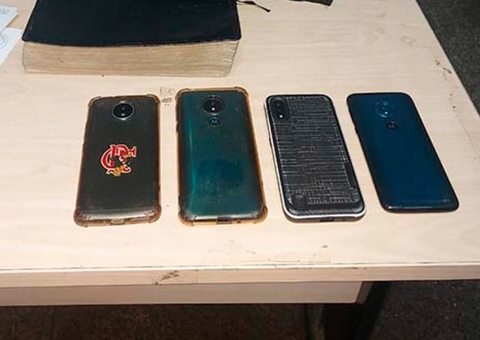 Homem assalta ônibus e durante fuga deixa cair bolsa com celulares em Manaus