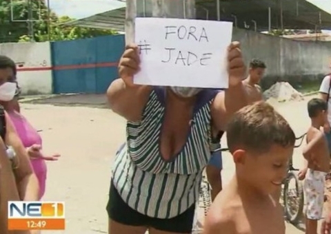 Reportagem da Globo é ‘invadida’ com pedido ‘Fora Jade’ e cena viraliza