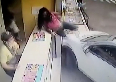 Impressionante! Vídeo mostra jovem escapando de atropelamento de jeito inusitado