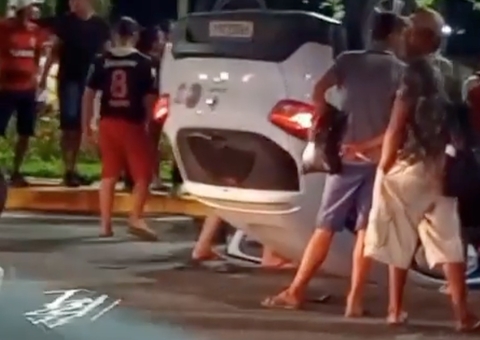 Motorista perde controle e capota carro em avenida de Manaus; vídeo