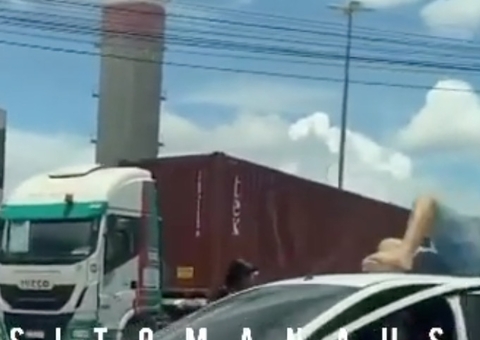 Motociclista vai parar em cima de carro após acidente em Manaus 