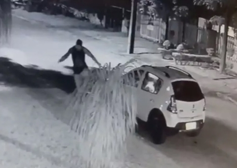 Marido flagra esposa fazendo sexo com sem-teto no carro e espanca homem