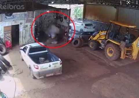 Pneu explode e 'acerta' rosto de borracheiro; Vídeo