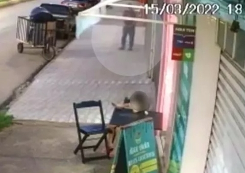 Câmera flagra coletor de recicláveis mostrando o pênis para criança; Vídeo