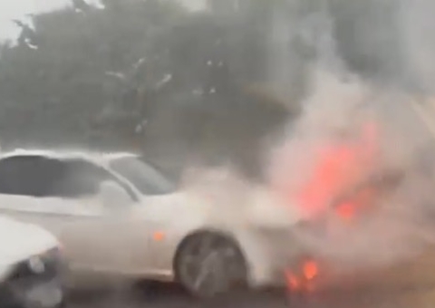 Vídeos: BMW pega fogo em viaduto em avenida de Manaus