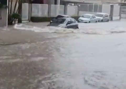 Vídeo: Motoristas se arriscam em avenida alagada durante chuva em Manaus 