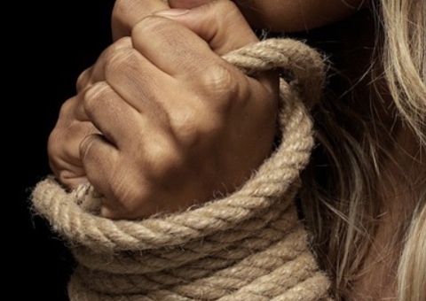 Criança vai à delegacia e conta que mãe está sendo torturada pelo padrasto no Amazonas