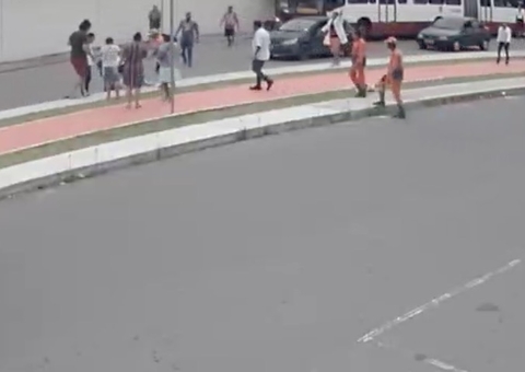 Vídeo mostra menino sendo atropelado ao atravessar avenida em Manaus