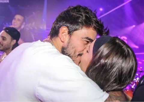 Ex-bbbs Thais Braz e Gui Napolitano assumem namoro com beijão durante festa