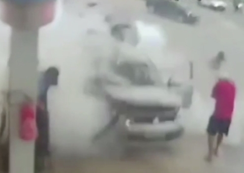 Vídeo: Cilindro de gás explode enquanto carro é abastecido em posto 