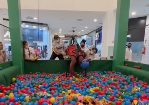 Homem desmaia durante brincadeira no 'Garra Gigante' em Manaus; Vídeo