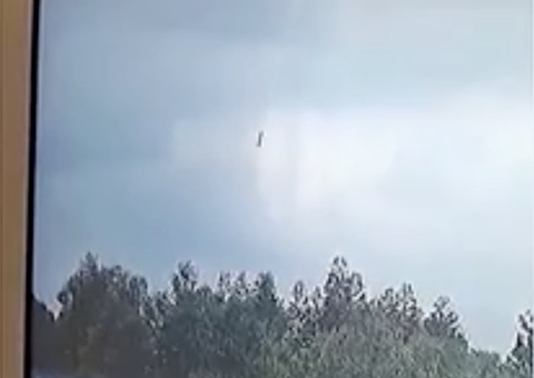 Vídeo impressionante mostra avião com 132 pessoas caindo de bico na China