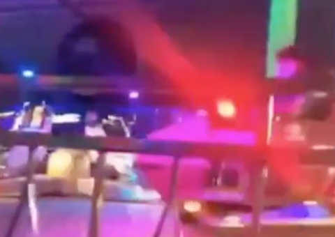 Pai e filha são arremessados de brinquedo em parque de diversões 