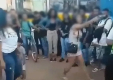 Jovem aponta arma para cabeça de aluna durante briga em escola