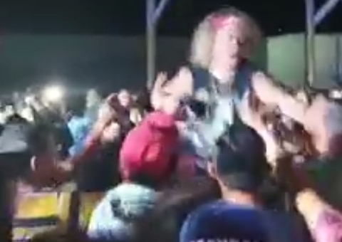 Vídeo: Wanderley Andrade briga com fã após levar 'dedada' durante show no Pará 