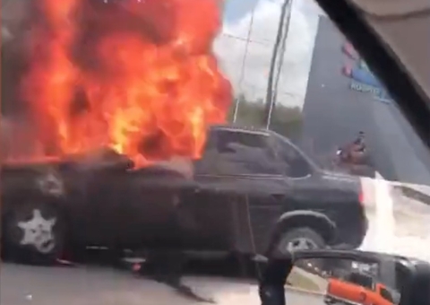 Carro incendeia dentro de universidade em Manaus 