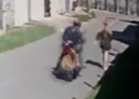 Vídeo: Motociclista é flagrado dando tapa em bunda de mulher na rua