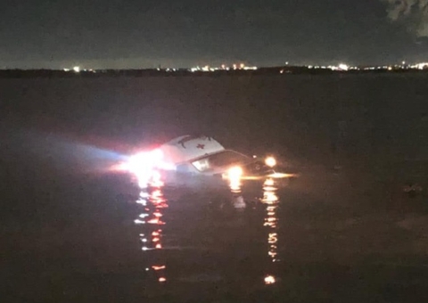 Ambulância que fazia transferência de recém-nascido cai em rio no Amazonas