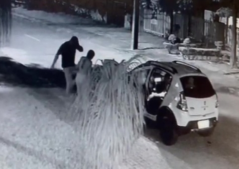 Mulher flagrada por personal com morador de rua sofre de transtorno bipolar, diz jornal 