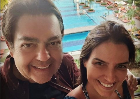 Faustão posa com ex e atual mulher em clique inédito com família reunida