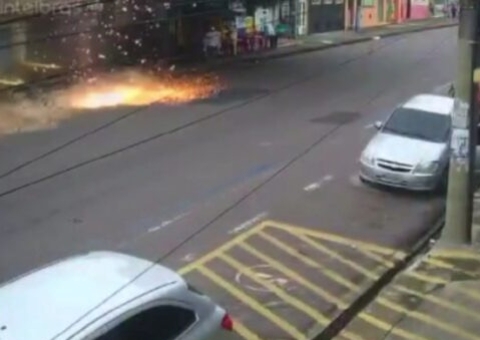 Câmera registra desabamento de casa de alvenaria no Centro de Manaus