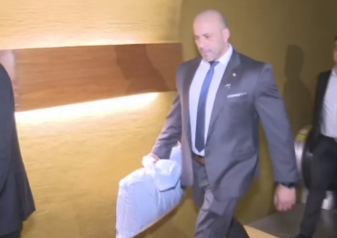 Daniel Silveira passa a noite na Câmara para fugir de colocar tornozeleira