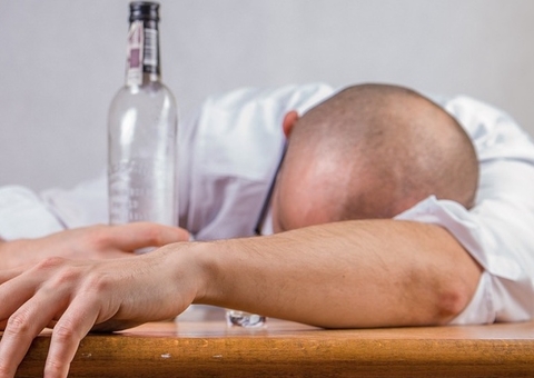 Homem esfaqueia rival após ter garrafa de cachaça roubada 