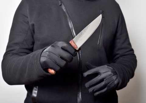 Adolescente esfaqueia padrasto com ajuda de namorado no Amazonas