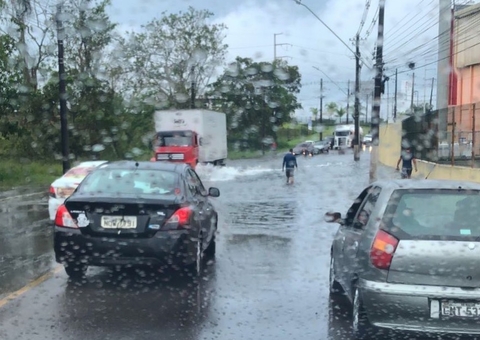Sábado de chuva tem acidentes e pontos de alagamento em Manaus 