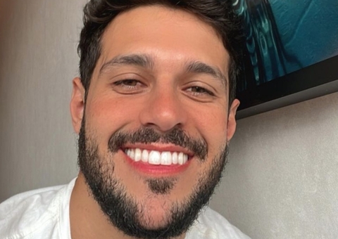 Na UTI, Rodrigo Mussi aperta dedo do irmão e família se diz otimista 