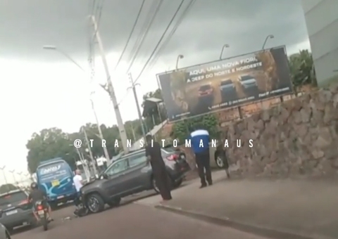 Micro-ônibus destrói carro de luxo em saída de concessionária em Manaus 