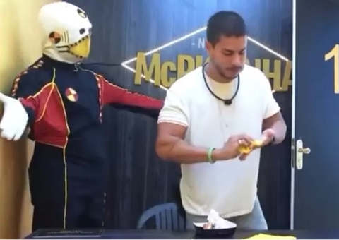 BBB22: Arthur come demais e é expulso por Dummy de ação patrocinada 