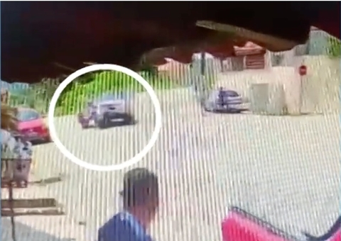 Mulher flagra traição, atropela e arrasta namorado e amante em motocicleta