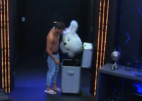 BBB22: Arthur Aguiar volta à casa fantasiado de Coelho da Páscoa 