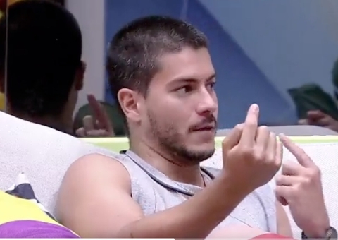 ‘Minha equipe e minhas fãs devem ter feito mutirão para voltar nela’, diz Arthur sobre Lina