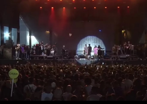 Calcinha Preta solta pomba branca em homenagem à Paulinha e ave cai no público