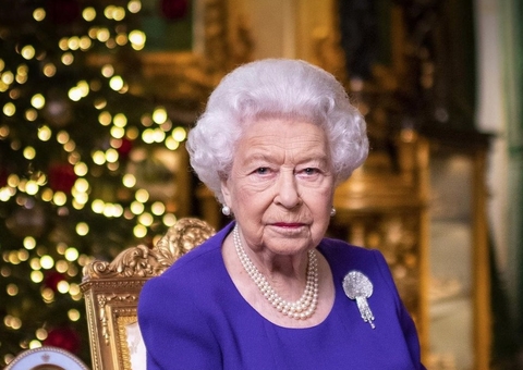 Folha de SP comete gafe e anuncia morte de Rainha Elizabeth II