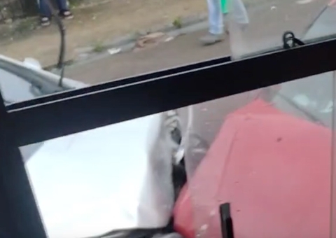 Acidente: Colisão frontal entre carros deixam feridos em Manaus; vídeo