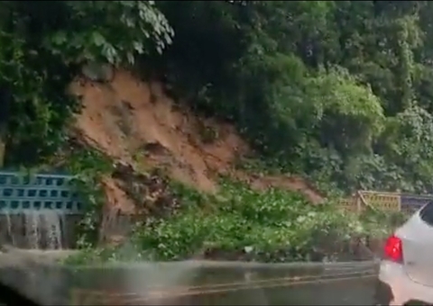 Deslizamento na avenida Mario Ypiranga complica trânsito em Manaus; vídeo