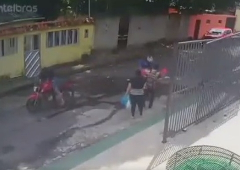 Ao voltar da igreja, família com criança no colo é assaltada no Japiim; vídeo